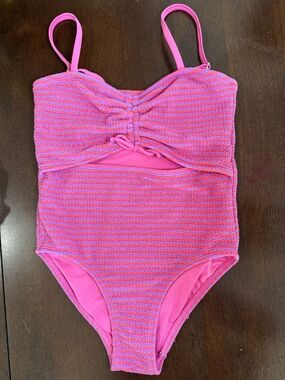 🩷 Girls Textured Pink One-Piece Swimsuit with Adjustable Straps 🩷